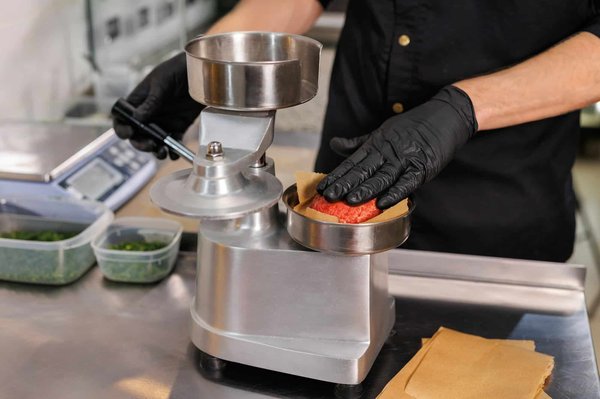 Quel est le meilleur type de presse-hamburger pour obtenir des steaks parfaits à la maison ?